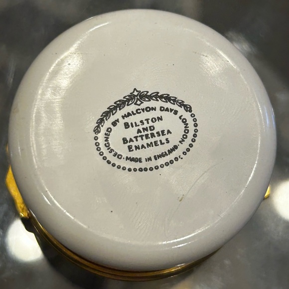 Bilston & Battersea Halcyon Days Enamel Box - 'Birds At Bird Bath' - Picture 2 of 2